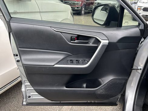 Used 2020 Toyota RAV4 LE FWD image 9