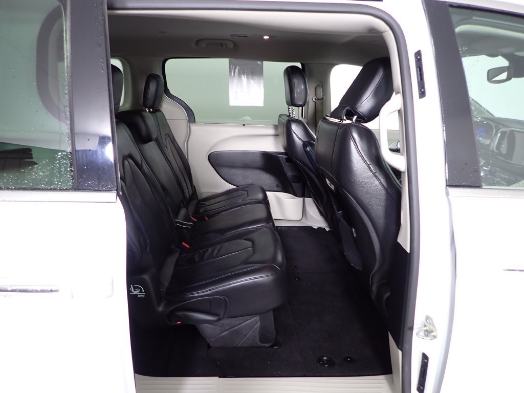 Used 2021 Chrysler Pacifica Touring-L FWD image 32