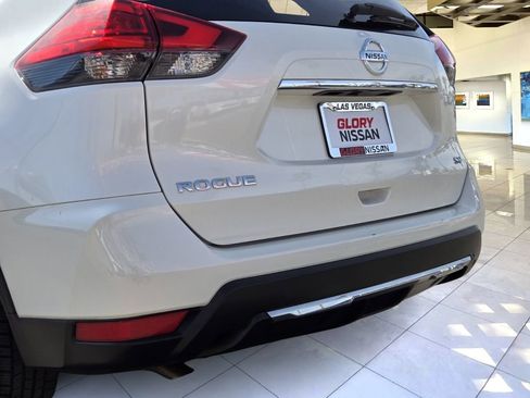 Used 2017 Nissan Rogue SV image 6