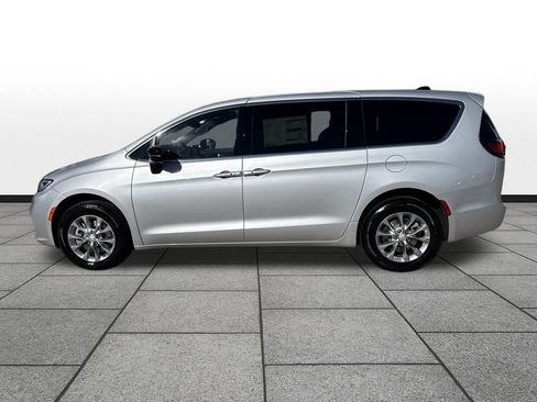 New 2026 Chrysler Pacifica Select image 2