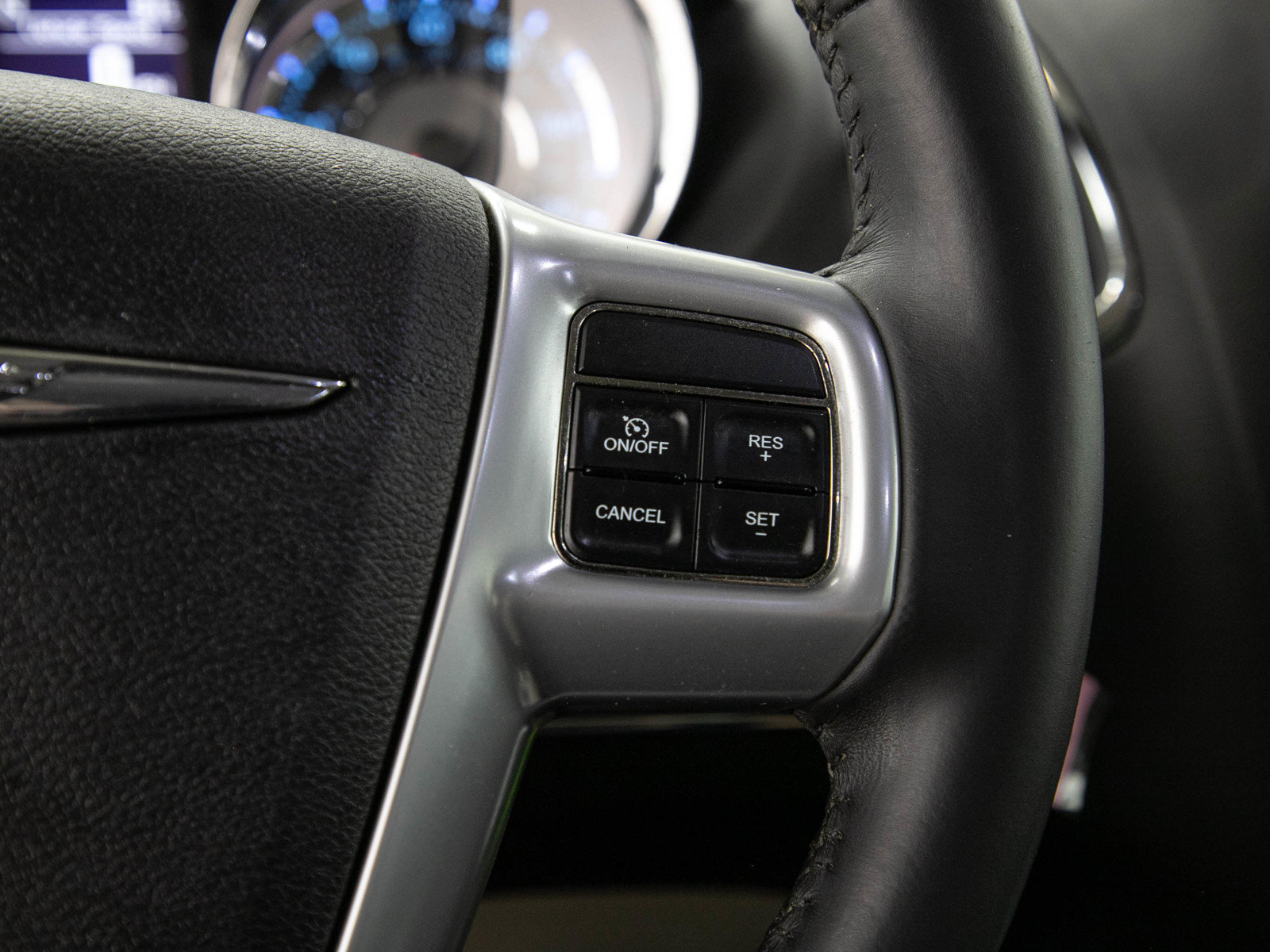 Used 2013 Chrysler Town & Country Touring FWD image 29