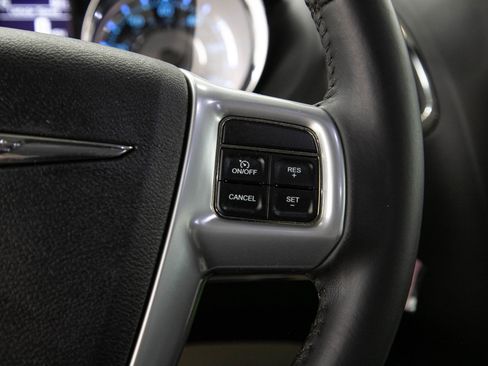 Used 2013 Chrysler Town & Country Touring FWD image 29