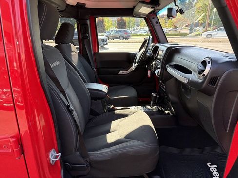 Used 2017 Jeep Wrangler Unlimited Sahara w/ Connectivity Group AWD/4WD image 19