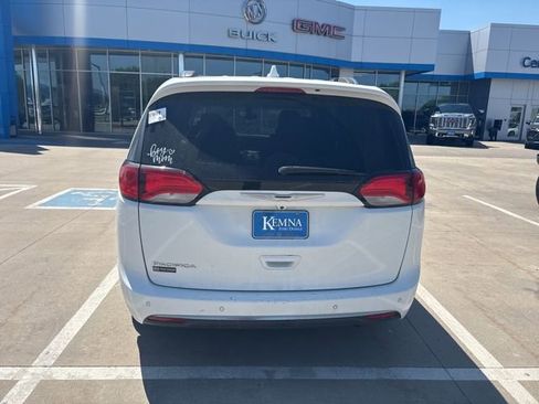 Used 2018 Chrysler Pacifica Touring-L FWD image 4