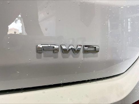 Used 2024 GMC Terrain SLT AWD/4WD image 19