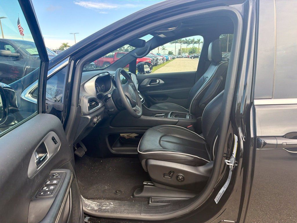 Used 2026 Chrysler Pacifica Limited FWD image 5