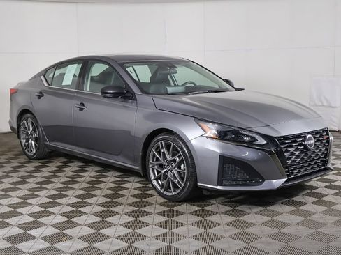 Used 2023 Nissan Altima 2.0 SR FWD image 2