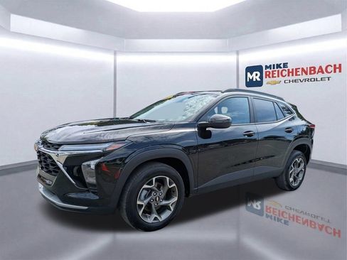 Used 2025 Chevrolet Trax LT FWD image 8