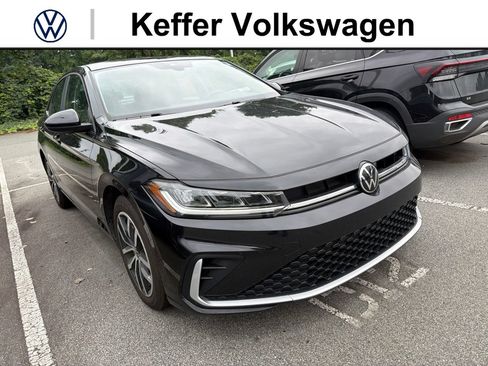 Used 2025 Volkswagen Jetta SE FWD image 1