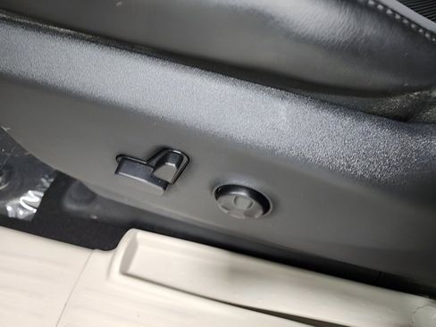 Used 2017 Chrysler Pacifica Limited w/ UConnect Theater Package image 24