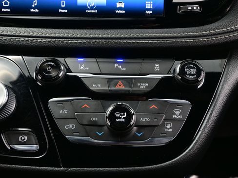 Used 2021 Chrysler Pacifica Touring w/ Uconnect Theater Family Group image 22