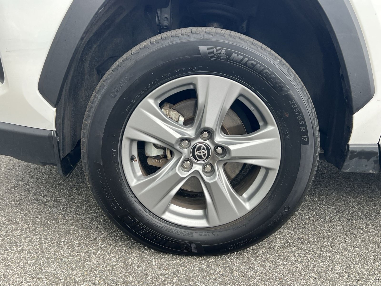 Used 2025 Toyota RAV4 XLE AWD/4WD image 12