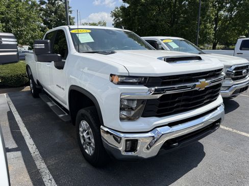 Used 2025 Chevrolet Silverado 2500 LT w/ Convenience Package AWD/4WD image 2