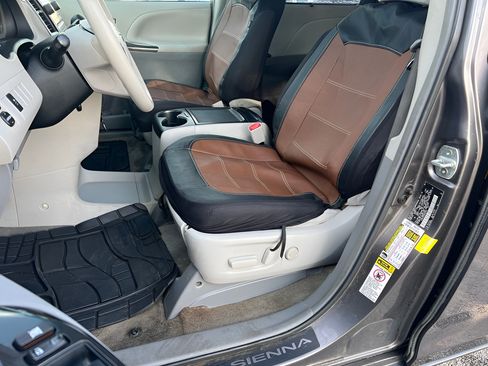 Used 2013 Toyota Sienna LE w/ Towing Pkg FWD image 13