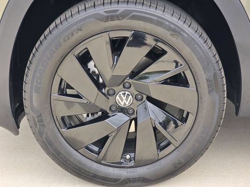 Certified 2026 Volkswagen Atlas SE FWD image 9