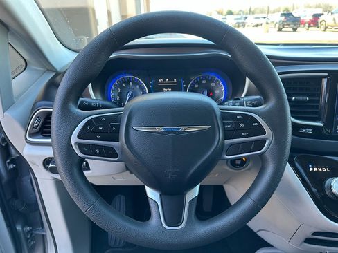 Used 2017 Chrysler Pacifica Touring image 16