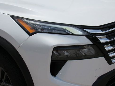 Used 2025 Nissan Rogue S FWD image 9