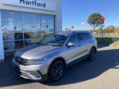 Certified 2024 Volkswagen Tiguan SE image 3