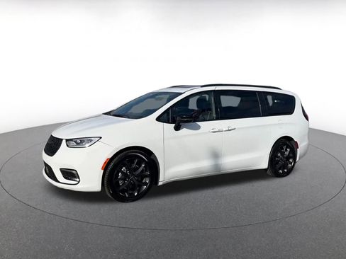 Used 2025 Chrysler Pacifica Limited image 8