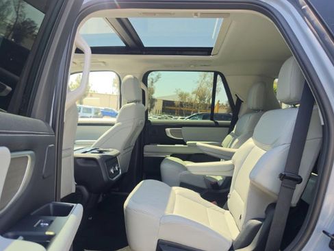 Used 2025 Ford Expedition Platinum w/ Driver's Package AWD/4WD image 10