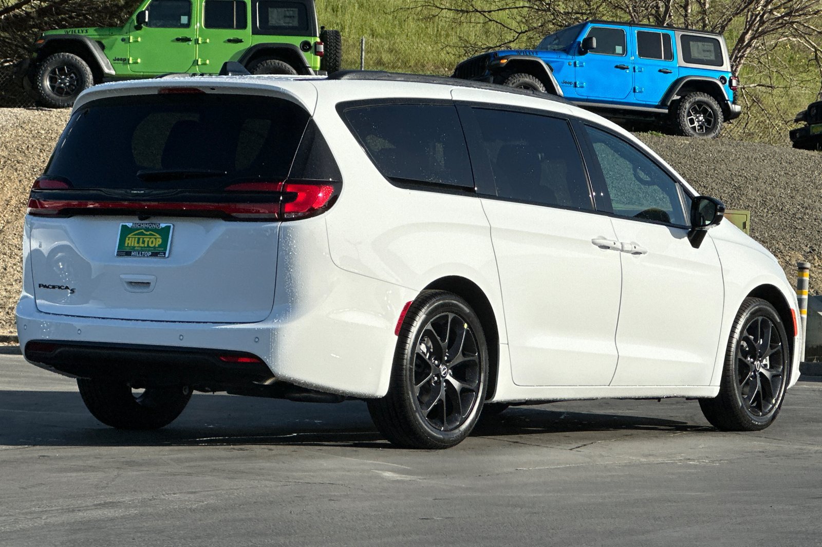 New 2026 Chrysler Pacifica Select w/ S Appearance Package FWD image 4