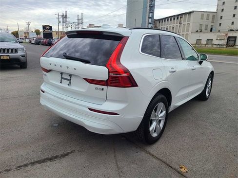 Used 2022 Volvo XC60 B5 Momentum image 7