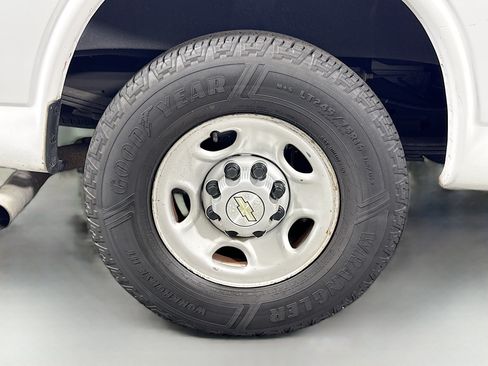 Used 2021 Chevrolet Express 2500 RWD image 28