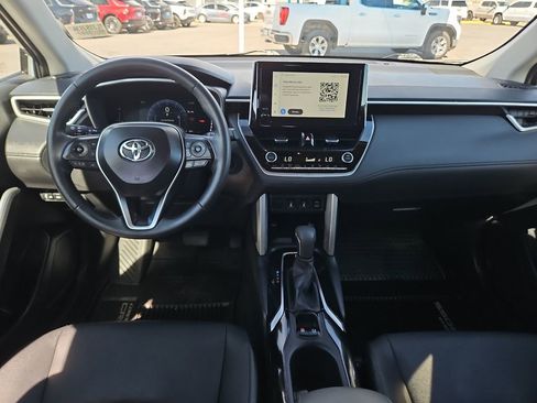 Used 2025 Toyota Corolla Cross XLE image 11