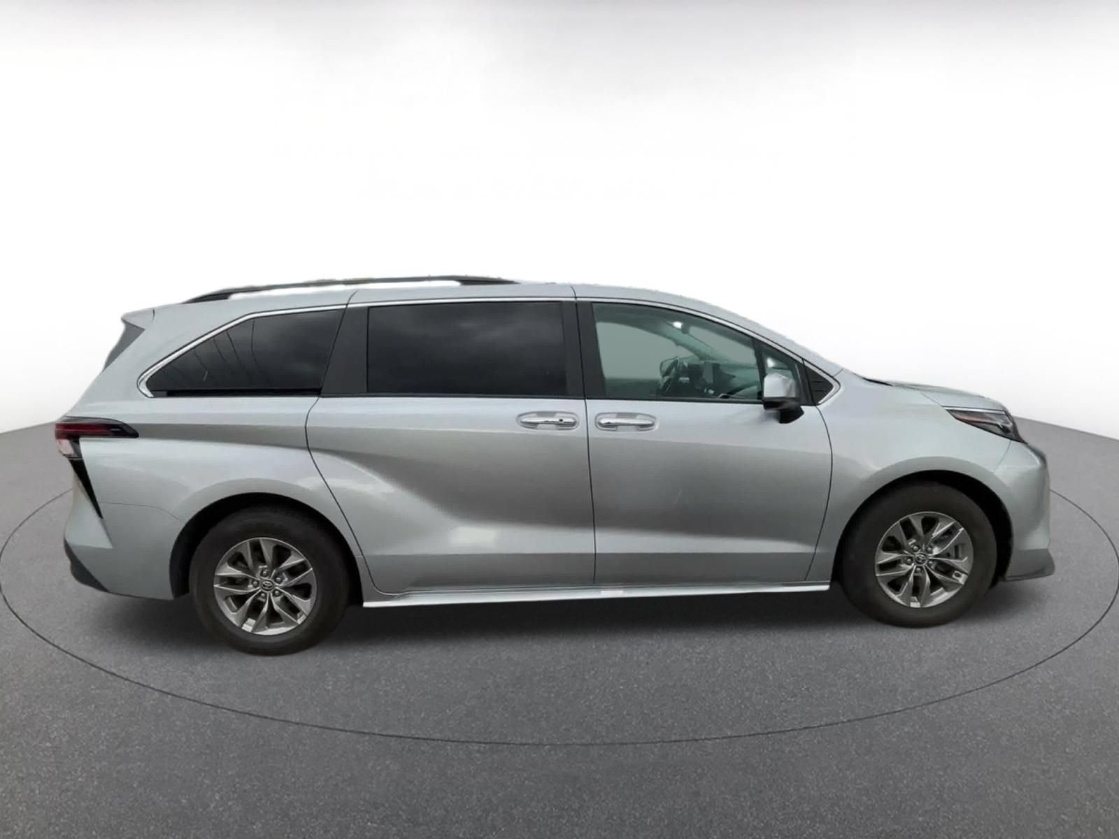 Used 2025 Toyota Sienna XLE FWD image 15