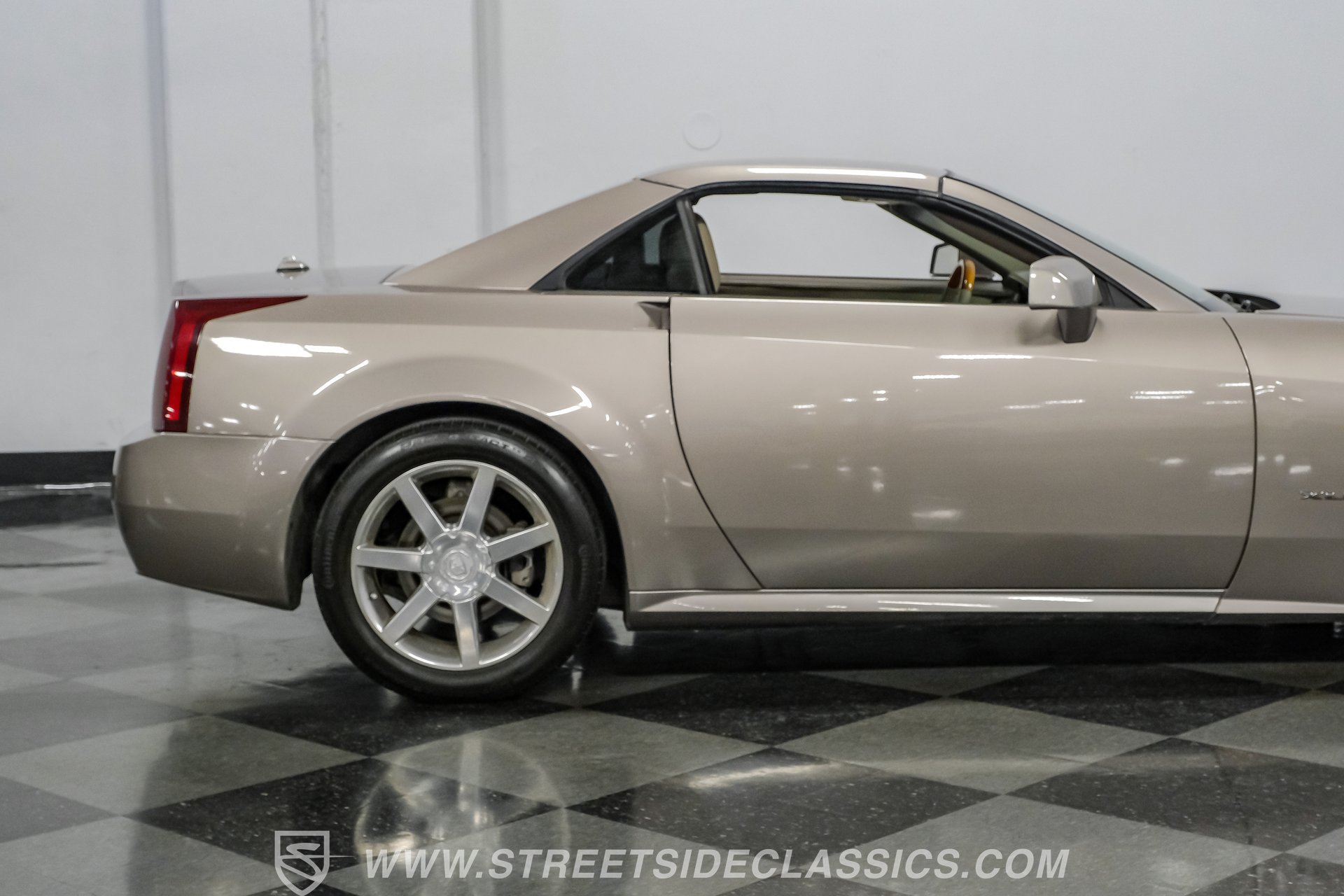 Used 2005 Cadillac XLR RWD image 29