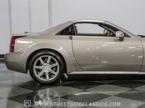 Used 2005 Cadillac XLR RWD image 29