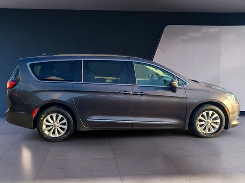 Used 2017 Chrysler Pacifica Touring-L FWD image 6