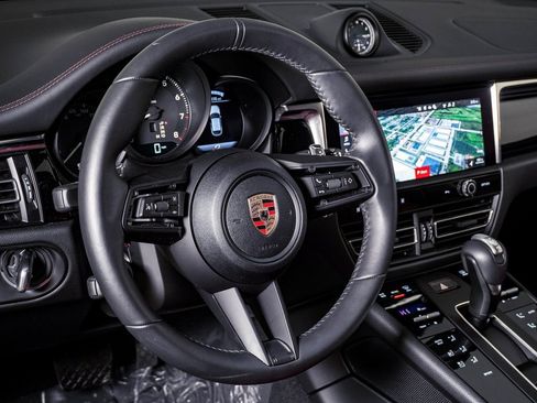 Certified 2025 Porsche Macan image 18