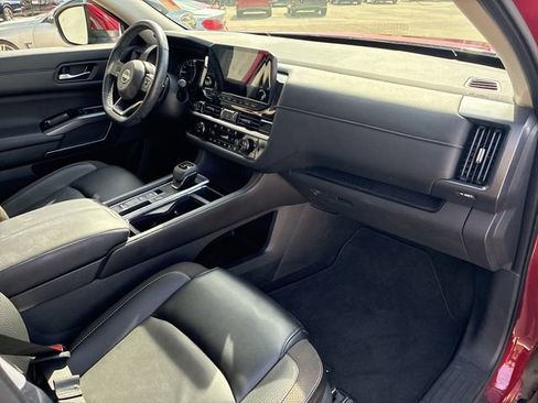 Used 2024 Nissan Pathfinder SL FWD image 13