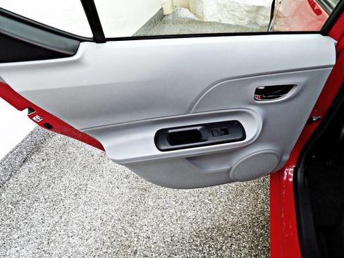 Used 2014 Toyota Prius C Two image 9