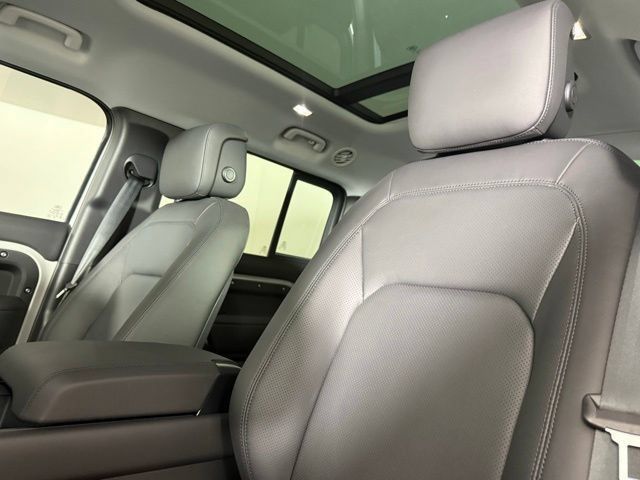 New 2026 Land Rover Defender 130 X-Dynamic SE AWD/4WD image 5