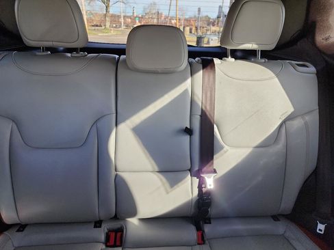 Used 2016 Jeep Renegade Limited image 14