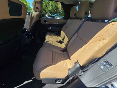 Used 2025 Land Rover Discovery Metropolitan Edition AWD/4WD image 17