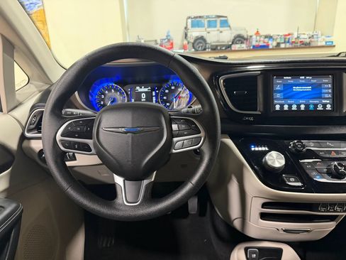 Used 2021 Chrysler Voyager L FWD image 50