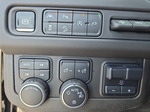 Used 2021 Chevrolet Suburban Premier w/ Premium Package AWD/4WD image 28