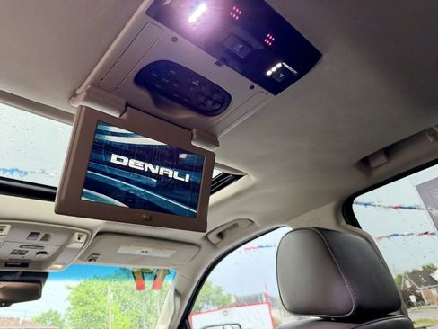 Used 2017 GMC Yukon XL Denali w/ Open Road Package AWD/4WD image 19