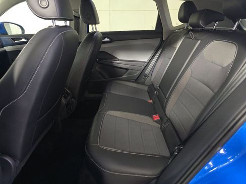 Used 2022 Volkswagen Taos SE w/ Panoramic Sunroof Package image 8