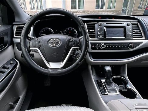 Used 2019 Toyota Highlander LE image 6