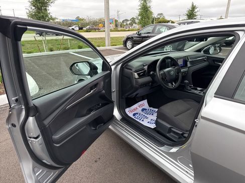 Used 2025 Toyota Camry LE image 9