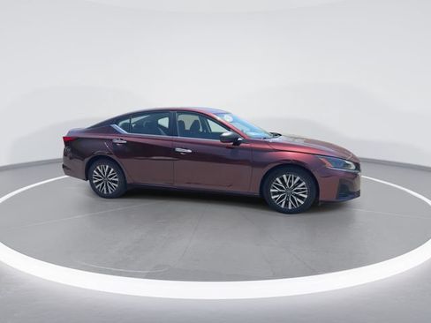 Used 2024 Nissan Altima 2.5 SV FWD image 9