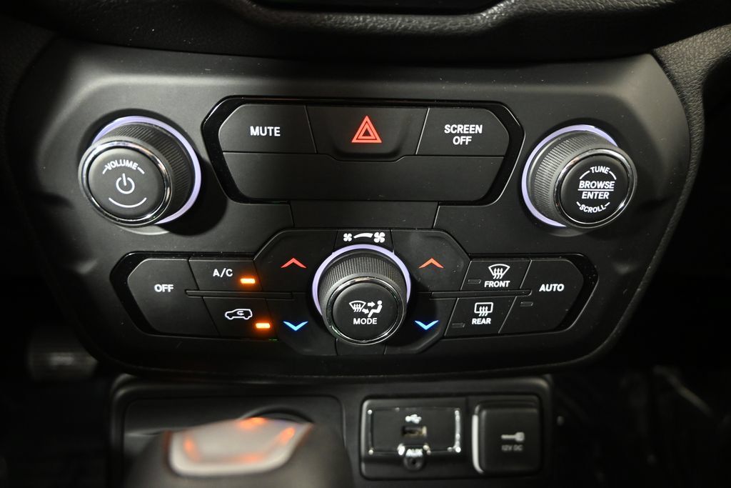 Used 2018 Jeep Renegade Latitude w/ Cold Weather Group AWD/4WD image 30