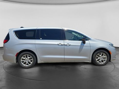 Used 2024 Chrysler Pacifica Touring-L FWD image 12