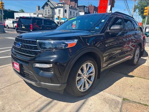 Used 2020 Ford Explorer XLT w/ Equipment Group 202A AWD/4WD image 4