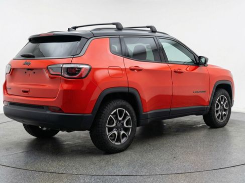 Used 2025 Jeep Compass Trailhawk AWD/4WD image 9