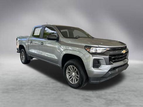Used 2024 Chevrolet Colorado LT RWD image 2